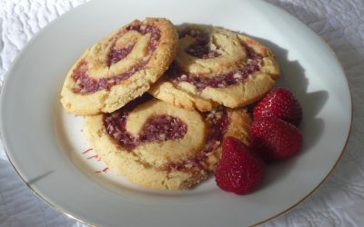 Biscuits roulés à la framboise et à la noix de coco